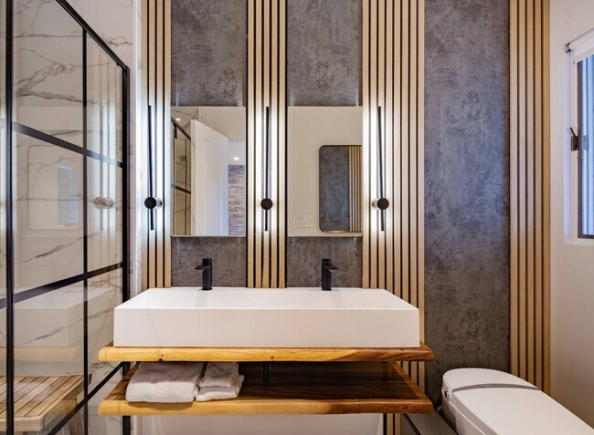 Building Photo - 91 Pantigo Rd