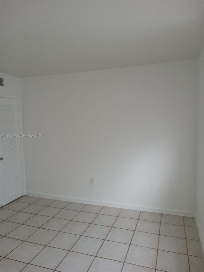 Building Photo - 1230 W 54th St
