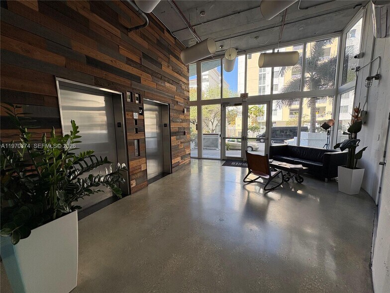 Building Photo - 444 NE 30th St