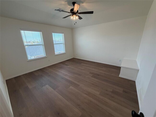 Building Photo - 303 Aaran Way