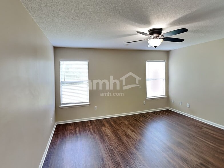 Building Photo - 2533 Royal Pointe Dr