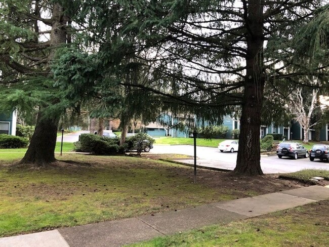 Building Photo - "First Month Half Off " Fanno Creek Condo - Lovely Condo in Heart of Tigard