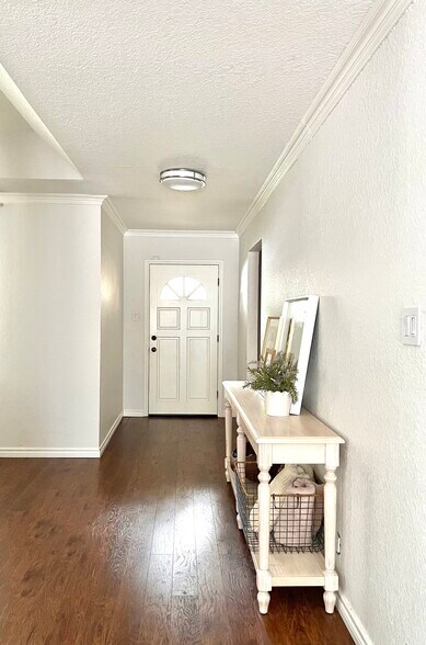 Building Photo - 13403 La Vista Dr