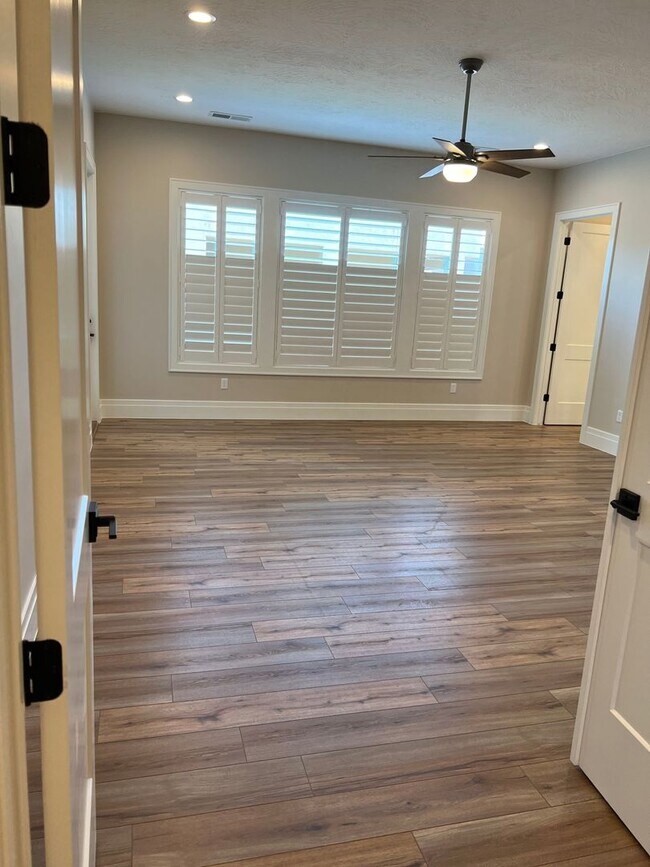 Building Photo - Beautiful 4 Bedroom, 4 Bathroom Home in Th...