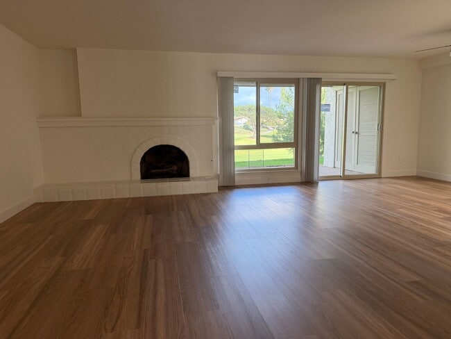 Building Photo - Golf Course View Bottom Level Condo in Campana Villas