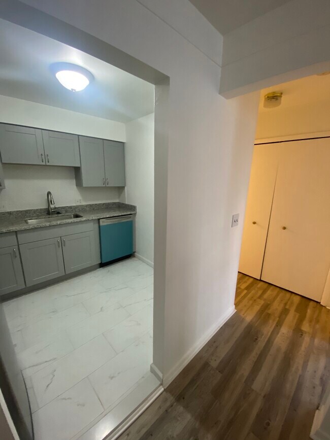 Building Photo - 719 E Walled Lake Dr