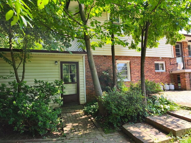 Building Photo - Centrally Located McLean Home with Ample S...