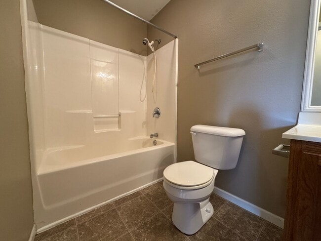 Building Photo - Home in Pioneer Ridge – Pet Friendly & Min...