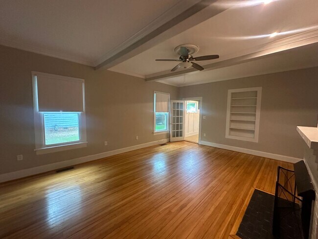 Building Photo - Gorgeous 3 Bed 2 Bath Haymount Home