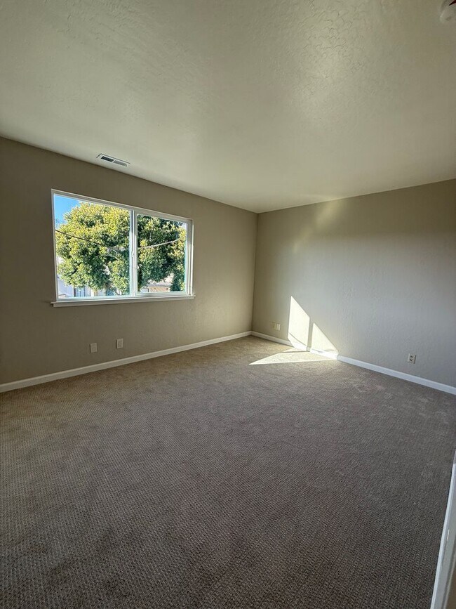 Building Photo - Light-Filled Modern 3 Bedroom Townhome