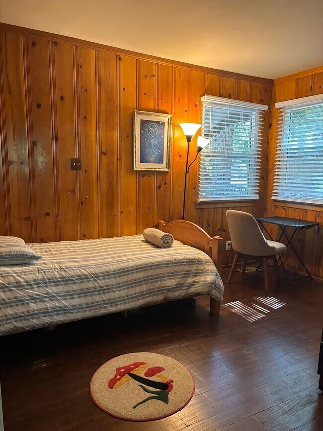 Building Photo - Vintage 5 bedroom Home with Three Car Garage