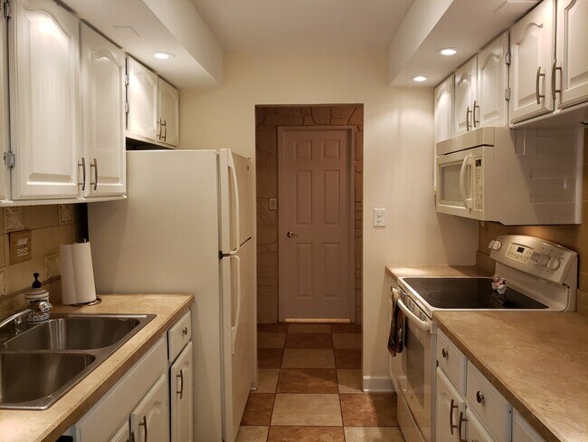 Building Photo - 120 Lakeview Dr