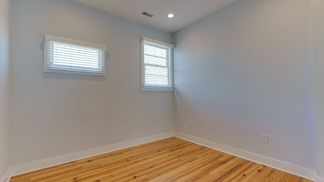 Building Photo - 3 Bedroom 3 Bath Apartment in North Centra...