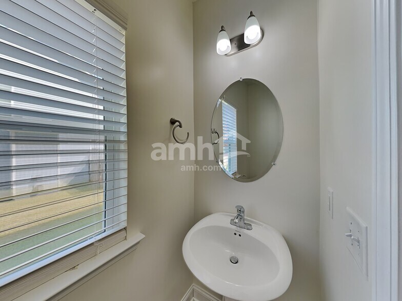 Building Photo - 8138 Willowbank Way