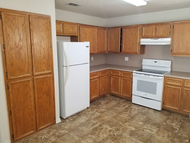 Building Photo - Two Bedrooms Plus Loft