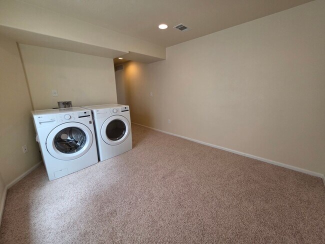 Building Photo - 874 Diamond Rim Dr