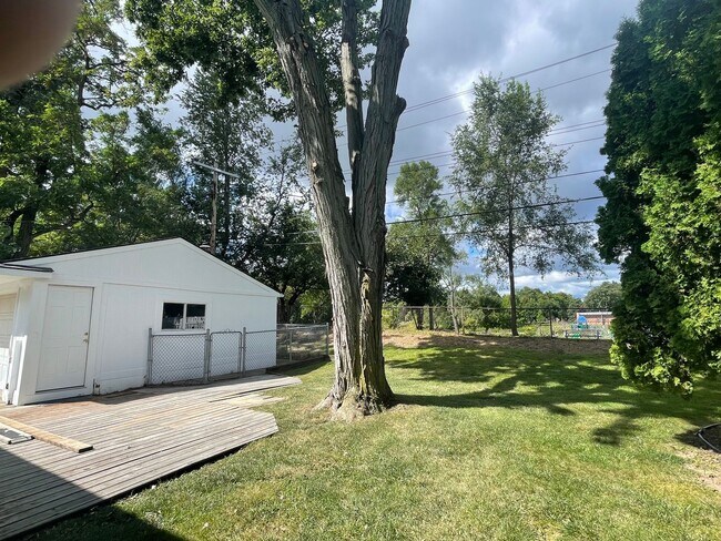 Building Photo - Rochester 3-Bedroom, 1.5 Baths, Entertainm...