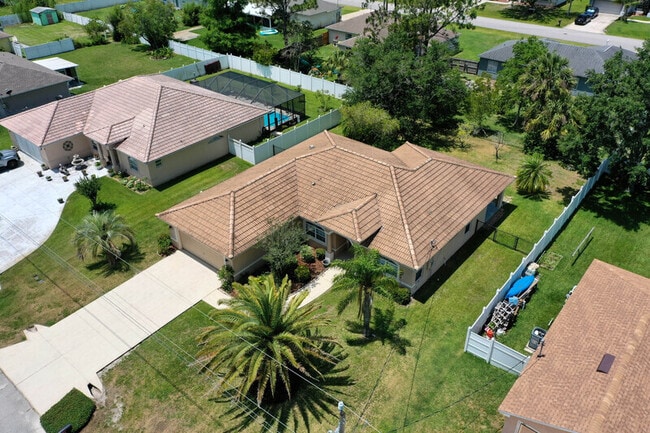 Building Photo - 22 Rocking Horse Dr
