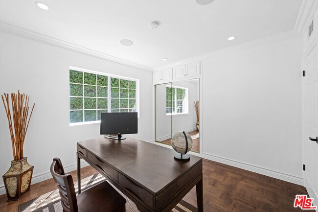 Building Photo - 2563 Hutton Dr