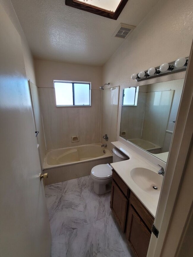 Building Photo - Second story 2/2 condo with easy access to I-10 and 60 FWY.