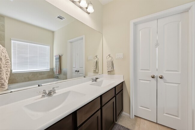 Building Photo - 6215 Prince Pl Dr