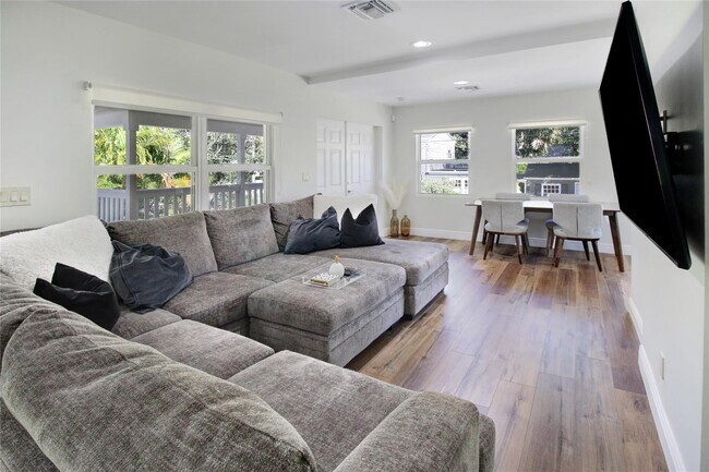 Building Photo - 211 SE 16th Ave