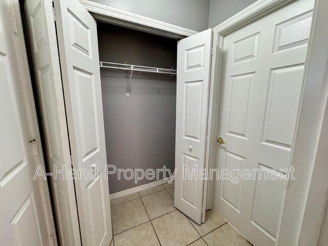 Building Photo - 2725 Fan Palm Dr
