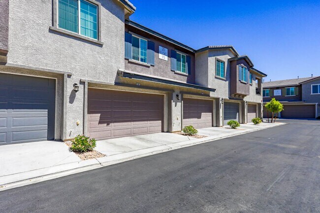 Building Photo - 3 Bed Townhome At Las Vegas Blv and St. Rose Pkwy