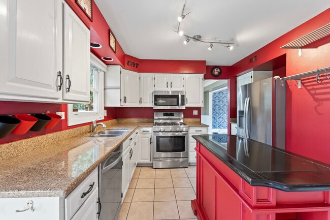 Building Photo - 2158 Countryside Cir