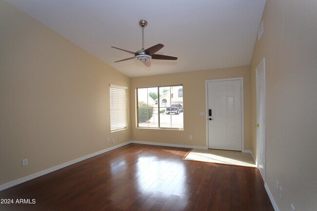 Building Photo - 1130 W Raven Dr