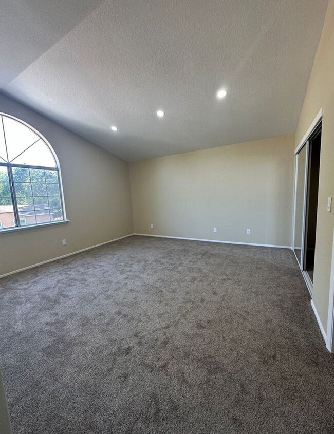 Building Photo - A Stunning desirable 3 Bedroom and 2.5 Bat...