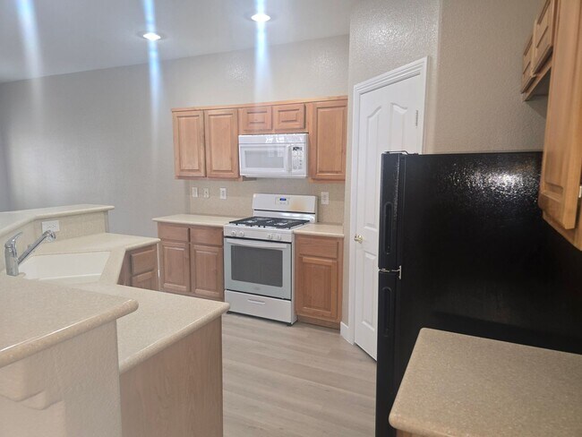 Building Photo - NEWLY REMODELED TOWN HOME IN HENDERSON AWA...