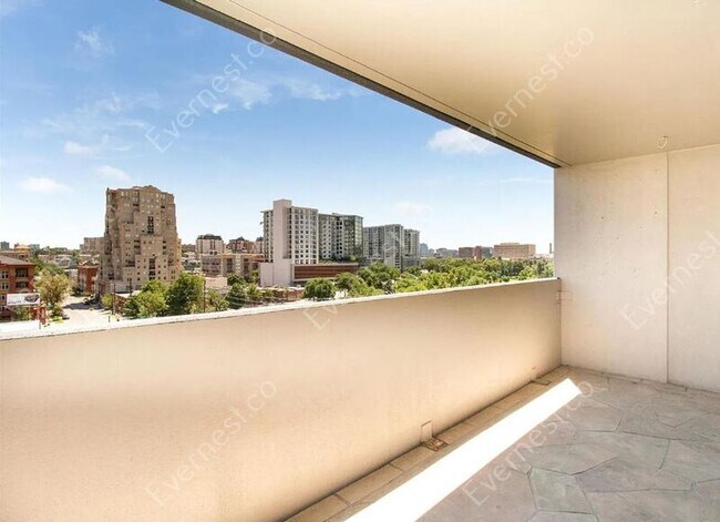 Building Photo - 601 W 11th Ave