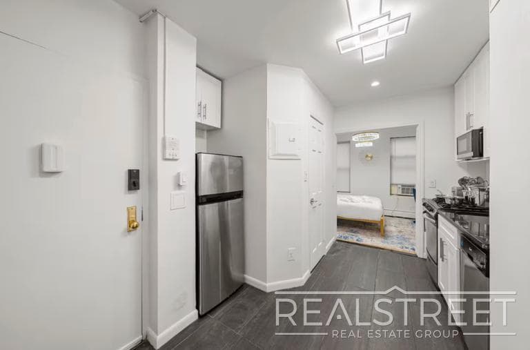 Building Photo - Modern 2BR/1BA in Prime Lower Manhattan | Fast Access to Midtown & Google HQ