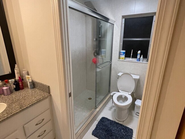 Building Photo - 1337 Center Ln