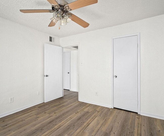 Building Photo - 2111 Holly Hall St