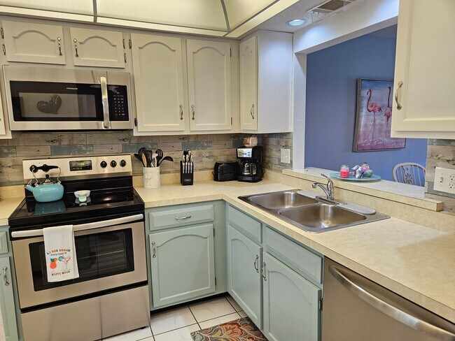 Building Photo - Seasonal Short-Term 2 Bedroom 2 Bathroom Second Floor Condo in Mission Lakes!