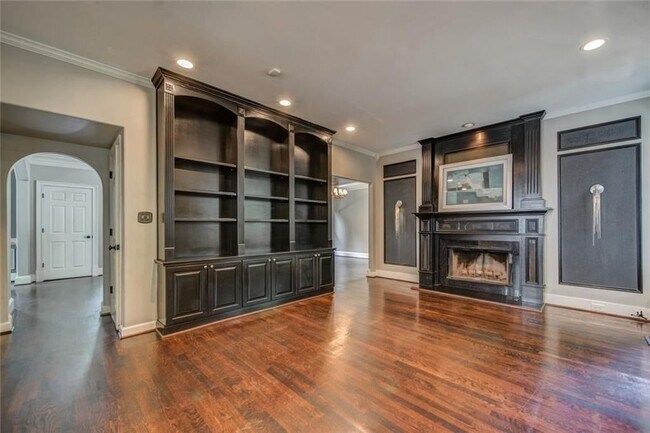 Building Photo - 2555 Ridgewood Rd NW