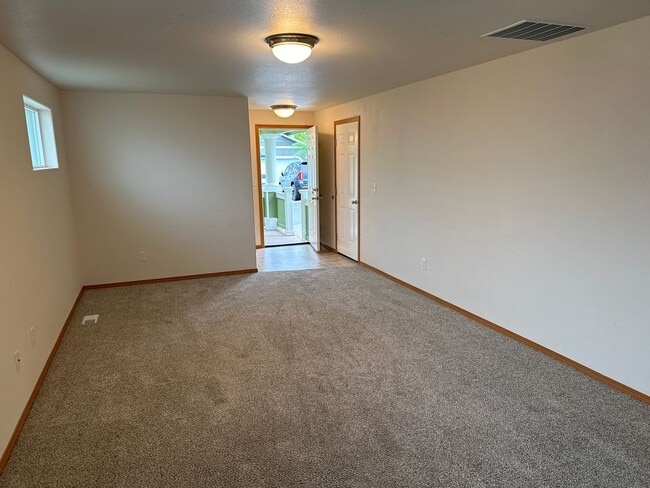 Building Photo - Singular room for rent with shared living space.
