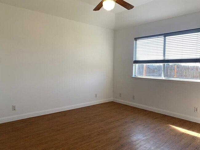 Building Photo - 210 Evergreen Cir