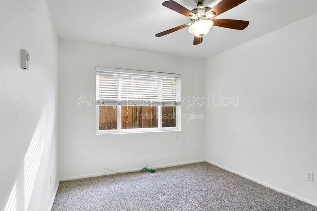 Building Photo - 425 Bonair St