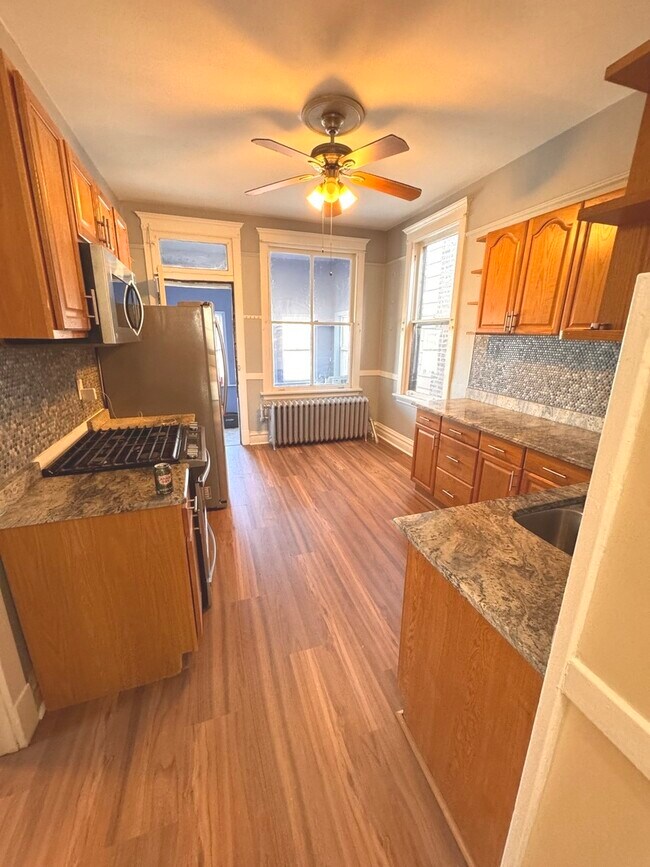 Building Photo - 2927 N Sacramento Ave