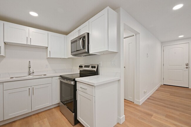 Building Photo - Greenlake Remodel - 1 Bed / 1 Bath, In Unit Washer / Dryer
