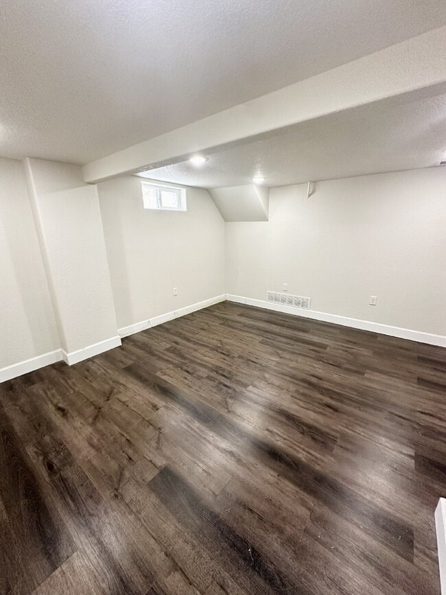 Building Photo - Renovated 1-Bedroom Apartment – Modern Tou...