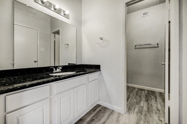 Building Photo - 1818 Augusta Dr