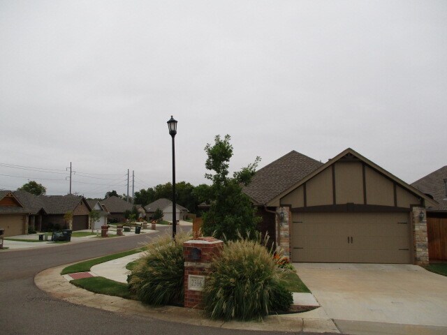 Building Photo - 2316 Golden Ln