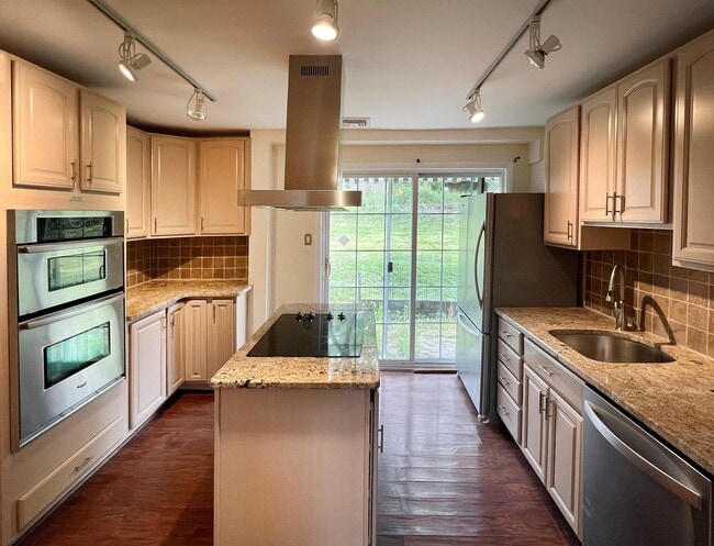 Building Photo - 453 Clove Rd