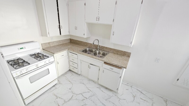 Building Photo - 11032 Moorpark St