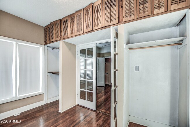 Building Photo - 384 E Windsor Ave