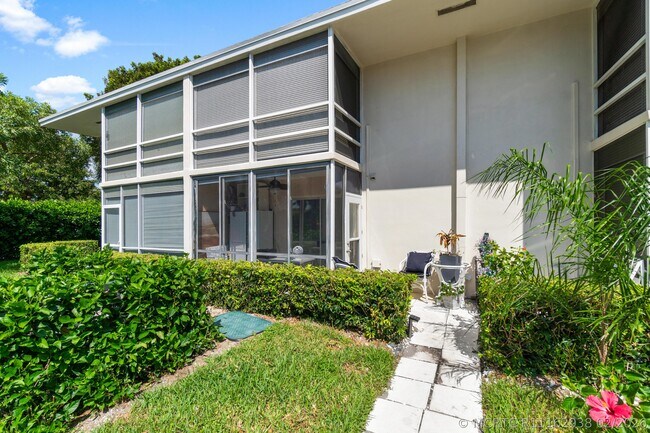 Building Photo - 340 Horizon W